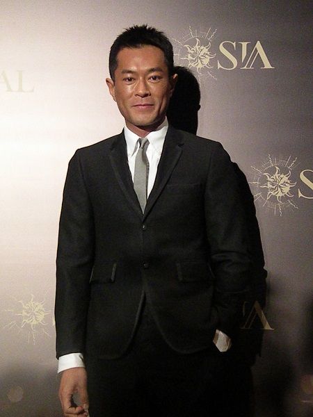 古天乐出席在港举行的珠宝拍卖展览 吴奇隆竞标珠宝赠诗诗 调整行程腾时间陪女友